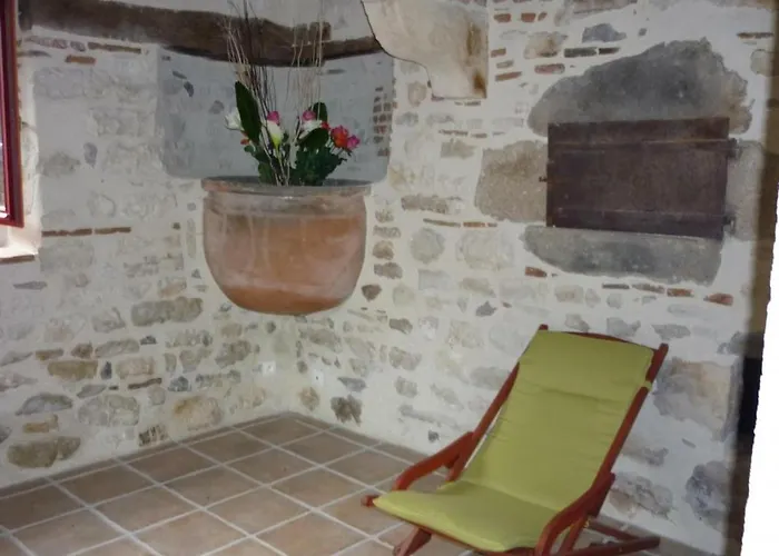 Paisible A Avec Jardin, Animaux Acceptes - Fr-1-489-19 Ebreuil